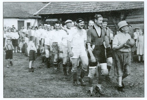 obr.6_futbalovy-zapas-nastup-druzstva-asi-1930.jpg
